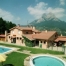 Vista de l'edifici principal i les piscines exteriors, al fons el Pedraforca