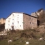 La antiga casa pags flanquejada per Roca Roja i Castellot.