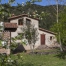 La casa est situada a la vall de Begud, dins del Parc del Volcans i molt aprop d'Olot per en un indret molt especial don s la capalera d'una vall i s'hi ha d'anar expressament.  La casa s una masia restaurada i disposa de sala de jocs, rebedor, sala, menjador, cuina, tres habitacions i 3 lava