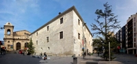 edifici de l'antic hospital de Santa Maria, actualment seu de l'Institut d'Estudis Ilerdencs, al fons la catedral nova