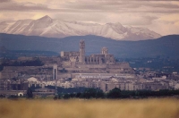 visió llunyana de la ciutat i la Seu Vella amb el Pirineu al fons