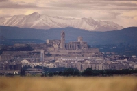 visi llunyana de la ciutat i la Seu Vella amb el Pirineu al fons