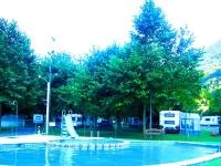 Piscina exterior del cmping.
