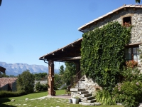 Foto general de calRei amb la sera del Cad� al fons.