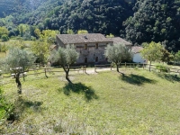 vista de l'escola de natura La Rectoria de Vallcrquera des de les feixes que l'envolten