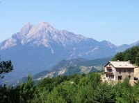 Vista de la casa amb el Pedraforca al fons