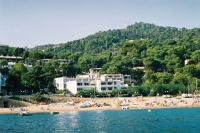 El Hotel Mar Menuda se encuentra situado en medio de un entorno privilegiado, frente al mar, con acceso directo a la Playa de la Mar Menuda.   El mar y la naturaleza son los protagonistas del entorno ms inmediato.  