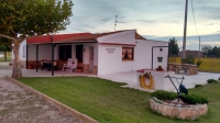 Casa envoltada d'arrossars al Delta de l'Ebre. Consta de cuina-menjador amb estufa de llenya, una habitaci doble, una triple i un lavabo. Ampli jard amb barbacoa i hortet. Lloc ideal per descansar en famlia. 