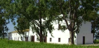 Casa rural voltada d'arrossars.  Situada a 2,5km del nucli urb de Sant Jaume d'Enveja.