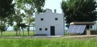 Casa rural voltada d\'arrossars.  Situada a 7,5km del nucli urb de Sant Jaume d'Enveja i a 1,5km de la platja.   Electricitat per placas solars