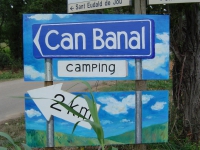 El cartel de la entrada de nuestro camping - Can Banal.