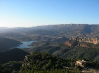 Mas del Salin, davant de Siurana. Sobre la zona d'escalada de 'El Falc'.  