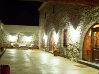 Exterior de la casa a la nit