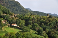 La casa de Can Soler al mig i al radera el poblet de Rocabruna i els boscos de l'Alta Garrotxa