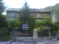 Entrada hotel saurat