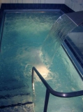 Detall de la piscina termal amb cascada cervical