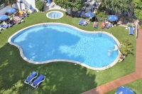 vista de la piscina i terrassa