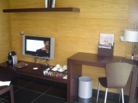 Sal de l'habitaci, amb un escriptori, una cafetera Nespresso i televisi LCD