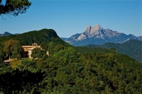 Vista del santuari amb el Pedraforca al fons