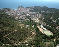 Es troba a la mateixa poblaci de Tossa de Mar, on es pot disfrutar de platges daigua cristallina, la vila i els seus monuments sense necessitat dagafar el cotxe. Rodejats de lEspai Natural del Masss de Cadiretes.