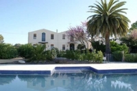 Detall de piscina,solarium i fa�ana