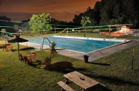 Piscina exterior del cmping, a la nit