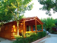 Bungalow familiar de fusta per a 4 persones, completament equipat, calefacci i aparcament.