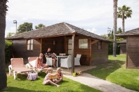 Camping i bungalow park de primera categoria, situat a 50 metres de la platja de Salou, on tota la familia gaudir d'unes merescudes vacances.