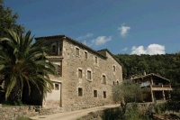 Vista de la casa de colnies des del cam d'accs