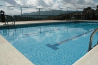 Piscina amb vistes a la muntanya del Santuari de la Salut