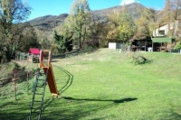 Exterior de la casa amb zona de jocs infantil