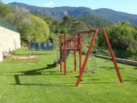 Parc infantil a l'exterior de la casa