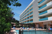 Vista de l'edifici desde la piscina exterior