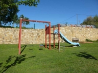 Parc infantil a l'exterior de la casa