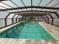 Piscina coberta de la casa.