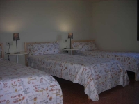 Habitaci triple amb possibilitat de collocar un altre llit. Vistes al Pein Les Gavarres.