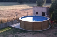 Piscina al costat de camps de blat al jard de la casa rural Can Jep Llarg.