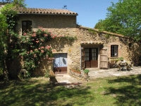 Faana de la casa amb entrada i petita terrassa.