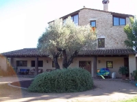 Masia del S.XVII-III restaurade el 2002 respectant l'arquitectura original i els elements de l'�poca. dos plantes destinades al turisme rural, es poden llogar habitacions o la casa sencera. Tots els pisos tenen xemeneia i les habitacions bany complet. Sala de jocs amb billar, dards...jocs infantils.