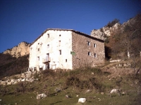 La antiga casa pags flanquejada per Roca Roja i Castellot.