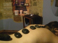 Massatge amb pedres volcniques a la sala wellness