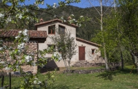 La casa est situada a la vall de Begud, dins del Parc del Volcans i molt aprop d'Olot per en un indret molt especial don s la capalera d'una vall i s'hi ha d'anar expressament.  La casa s una masia restaurada i disposa de sala de jocs, rebedor, sala, menjador, cuina, tres habitacions i 3 lava