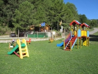 Parc infantil situat al costat del camp de futbol. Tamb� disposem de futbol�, taula de ping-pong i una gran varietat de jocs per la mainada