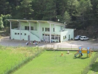 Edifici principal de camping on hi ha el bar, recepci�, lavabos, dutxes, bugaderia, botiga, futbol�, ping-pong, varis jocs per la mainada i grans terrasses