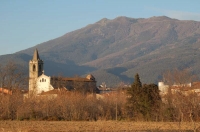 Palau amb el Montseny al fons