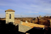 Sant Pere de Castellnou de les Oluges i el castell de Malgrat al fons.