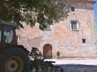 Tractor davant el Palau Gralla de Torre-ramona