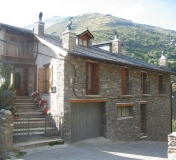 Casa de Poble Independent formada per dos allotjaments amb capacitat de quatre persones cadascun amb explotaci ramadera ecolgica. Situada a Escs a 1007 m d'altitud
