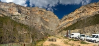 La paret de Terradets des de la font de les Bagasses, el congost al que dona nom divideix els Montsec d'Ares i el de Rbies.  Esta just entre les comarques de la Noguera al sud i el Pallars Juss al nord.