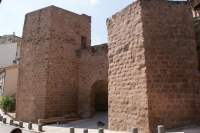 El portal major de Graells o de Santa Maria. Donava entrada i sortida als vianants que venien i anaven a Solsona, Vall de Lord, Sant Lloren de Morunys, la Seu, Serrateix, Berga, Puigcerd i la Cerdanya. 